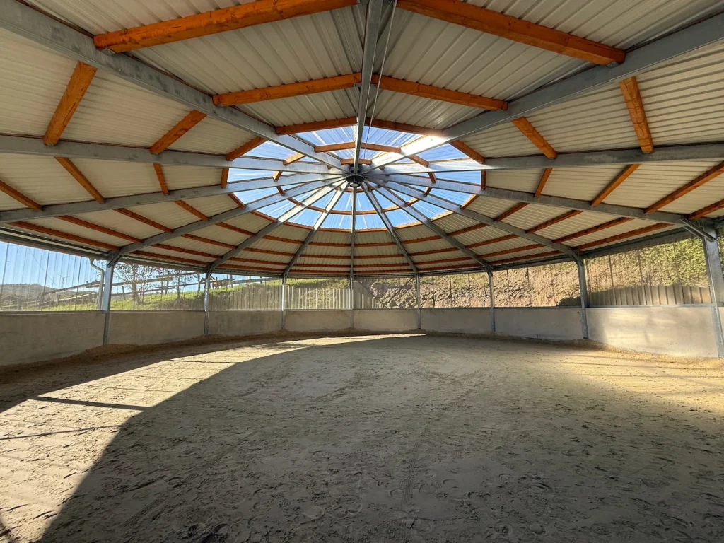 Longierhalle mit Lichtkuppel