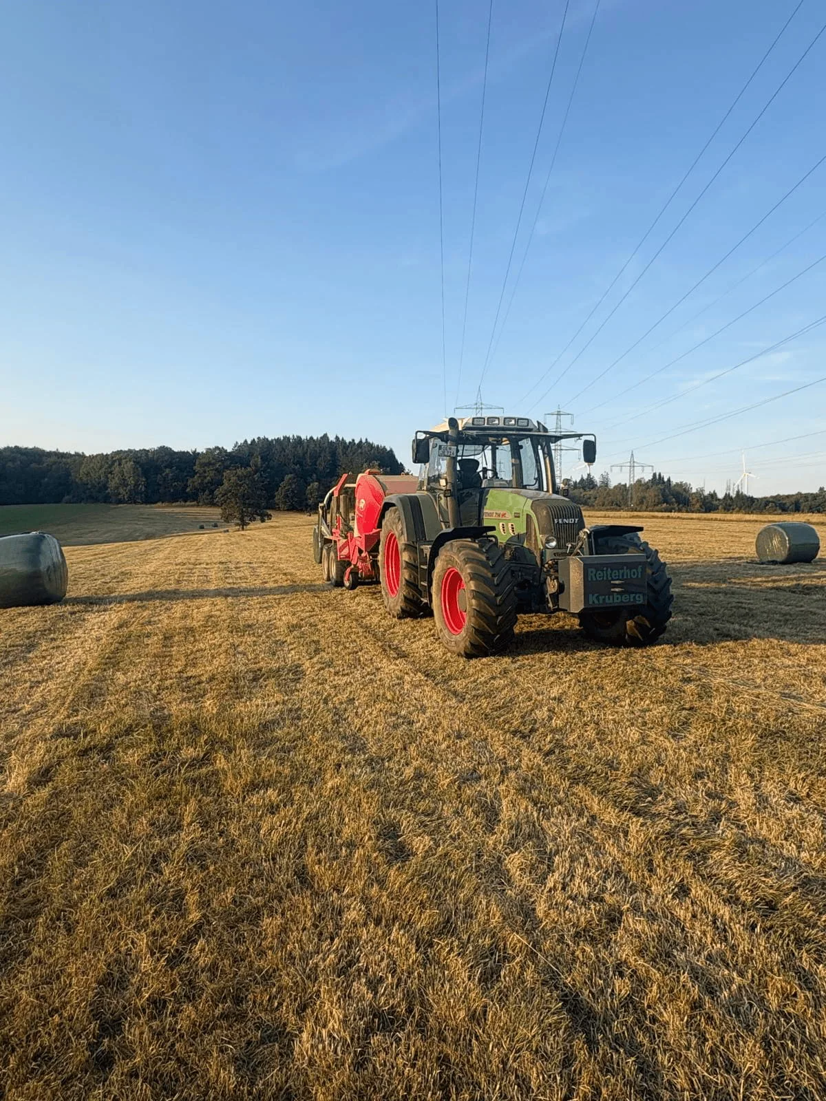 Traktor beim Heupressen