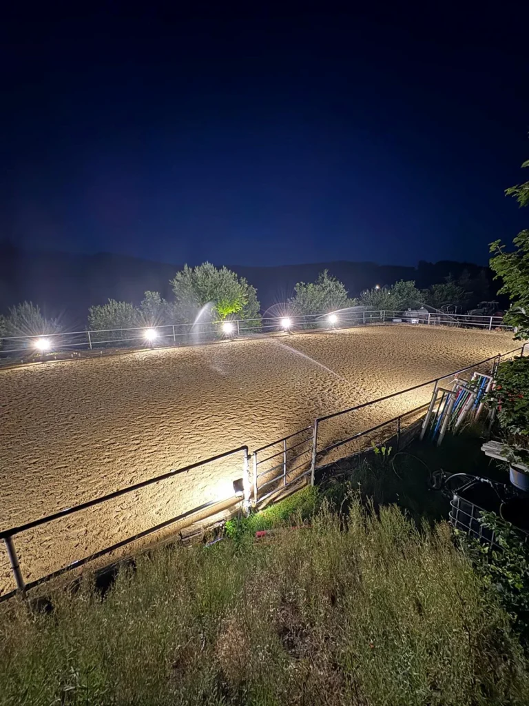 Außenreitplatz am Abend unter Flutlicht